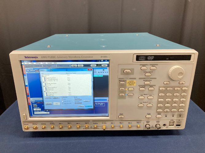 Tektronix AWG7122C